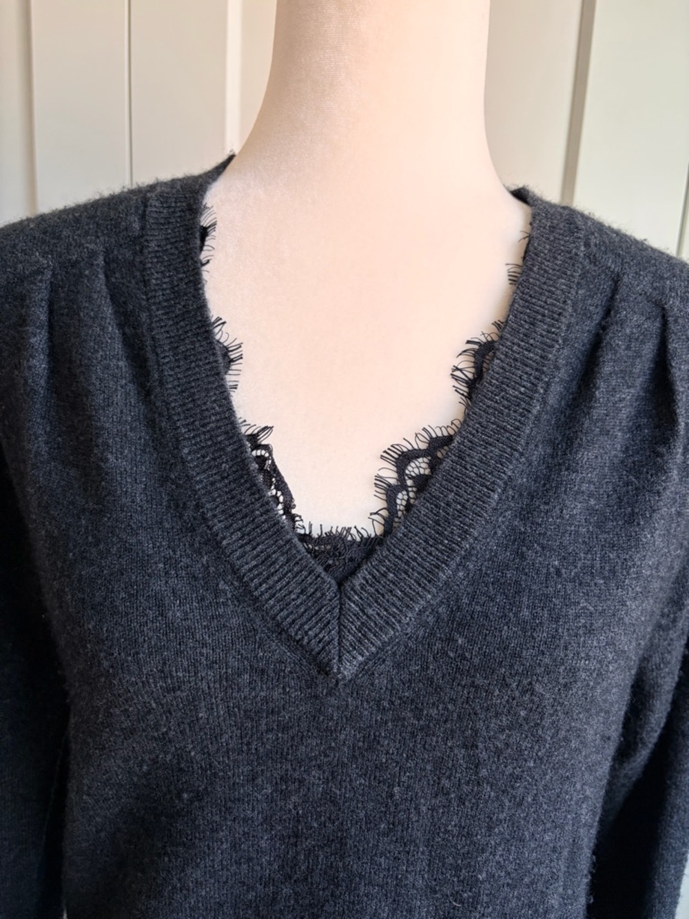 Brochu WalkerLace Vee Looker Pullover V-Neck Sweater in Charcoal Gray | S - Picture 4 of 7